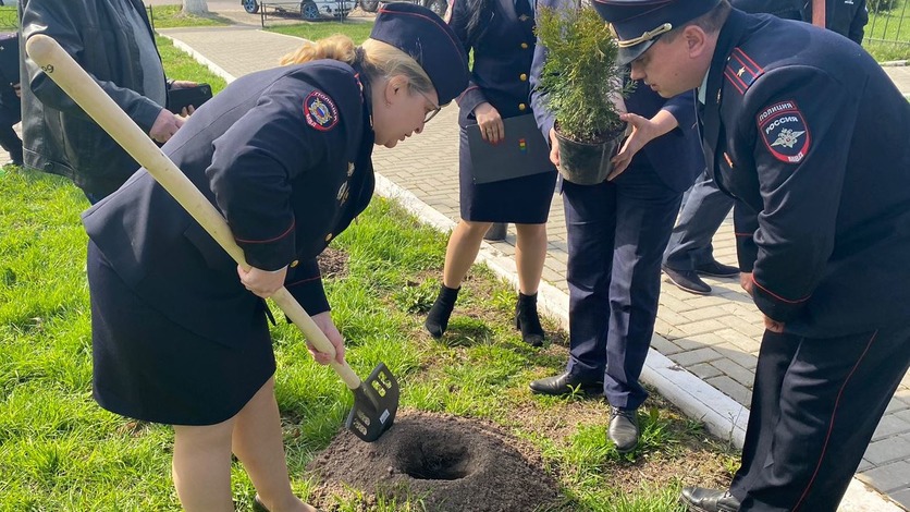 В центре Дмитровска полицейские и дети высадили сад Памяти