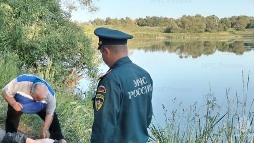 В Болховском районе из воды спасли человека