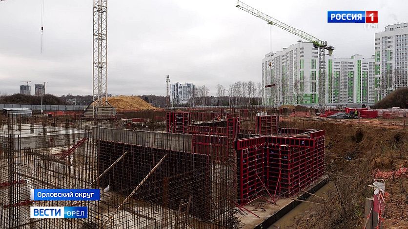 На стройплощадке школы в деревне Жилина наверстывают упущенное время