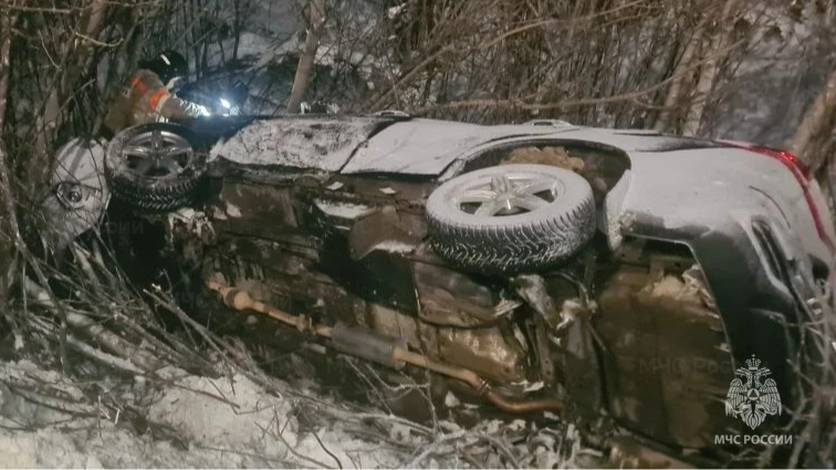 На заснеженной дороге под Орлом легковушка вылетела в кювет