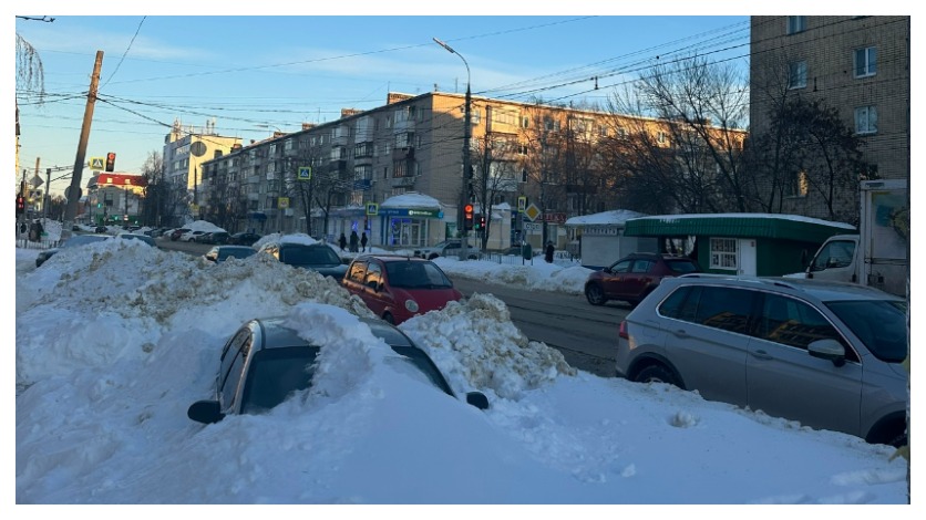 Орловцы обнаружили машину, намертво застрявшую в огромном сугробе